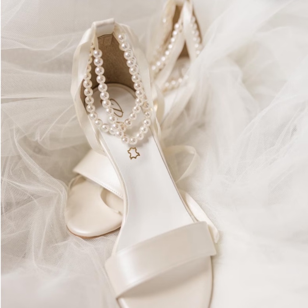 Pelino Pearl Bridal Sandal - Picture 6 of 7